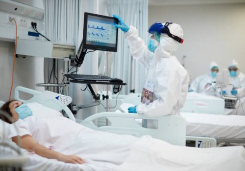 One nurse looking at the medical ventilator screen.
ICU COVID ward